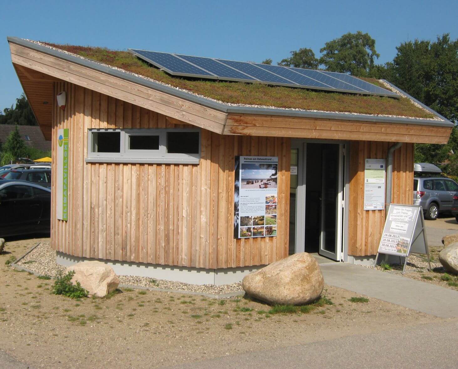 ein kleines Holzhaus mit einer Ausstellung über die Auswirkung des Klimawandels auf die Probsteier Küste